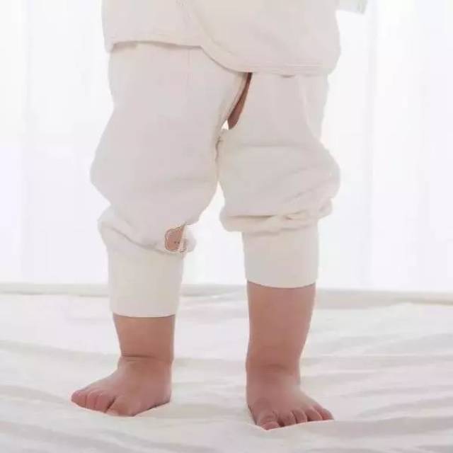5  影响如厕训练 很多人给孩子穿开裆裤就是为了孩子能够随地大小便