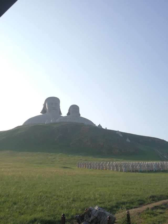3万平方米,分为山门,苍狼之路,蒙元兵阵,蒙元帝王雕塑群四大部分,山