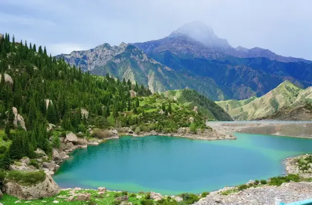 大龙池由天山雪水融汇而成,水域宽阔,清澈见底.