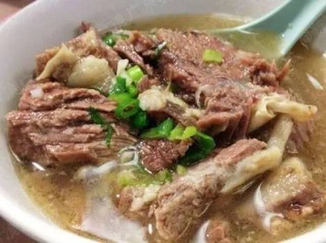 卢健生推荐的香港街头小吃:咖喱鱼蛋,云吞面,牛腩粉