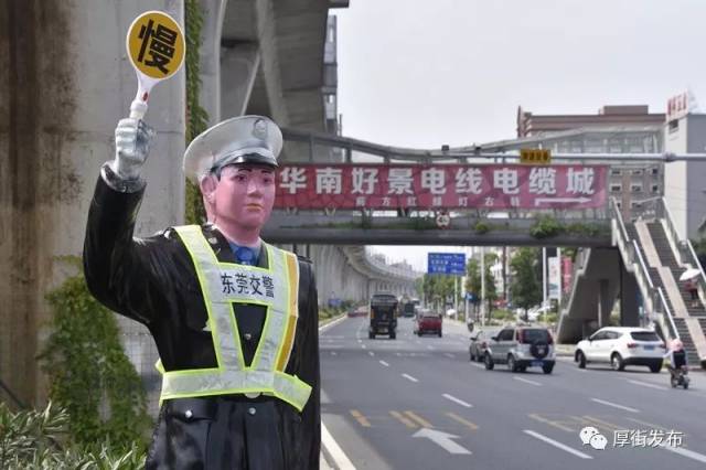 厚街"仿真交警"街头正式上岗,乍看被吓一跳,太像真警察!