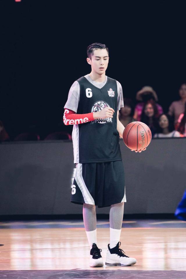 王鹤棣帅气出战明星篮球赛三分球带队拿下全场