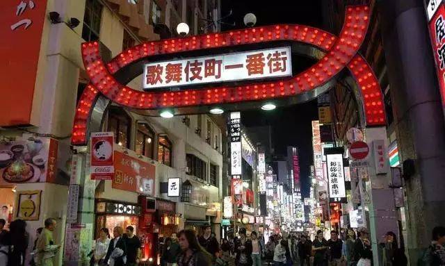 日本东京的歌舞伎町一条街,是亚洲最最大的红灯区.