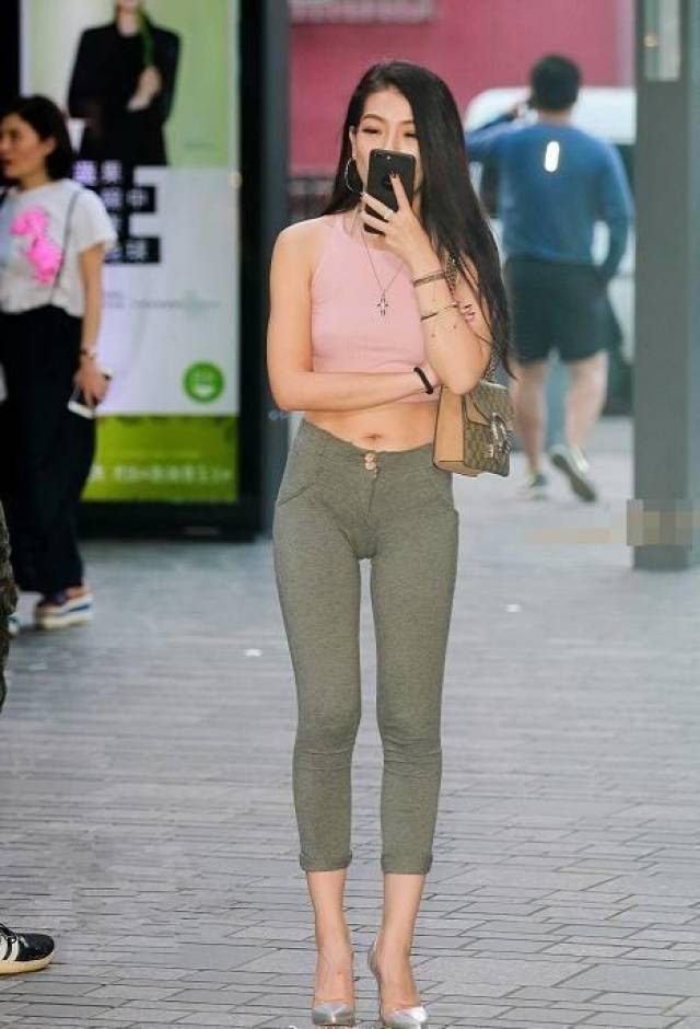 街拍:图1宋茜厉害了,故意敞开外套"炫腹"么?图2美女尴尬了!