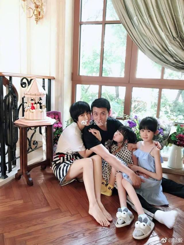 陆毅为鲍蕾庆生,周杰伦晒与妈妈对比照,称mom style!
