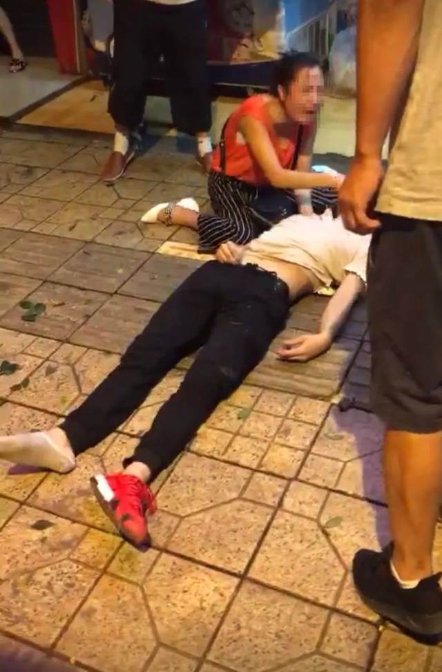 医护人员正在对这名男子进行救治 但遗憾的是 这名坠楼男子仍不幸去世
