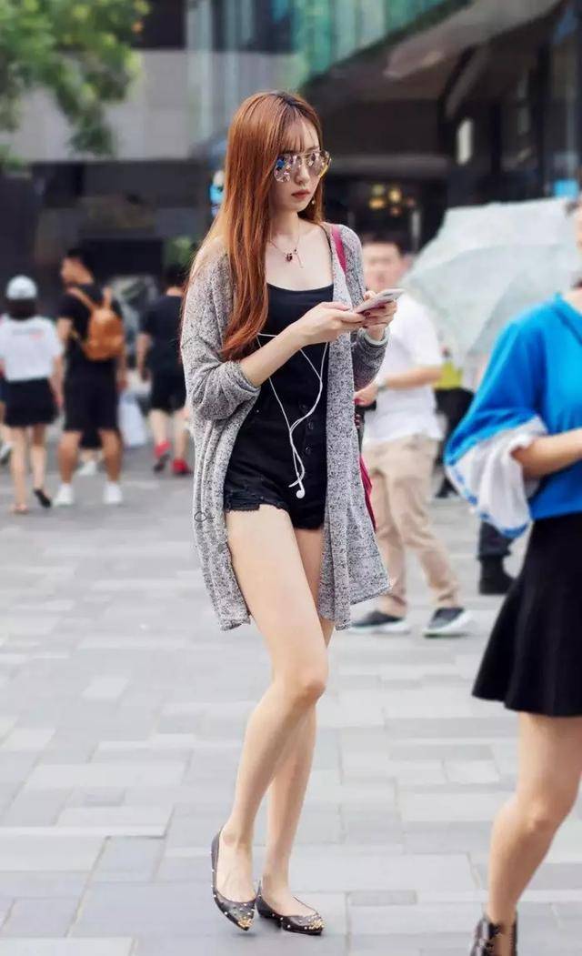 街拍:美不美看大腿,性感撩人尽情摇曳!