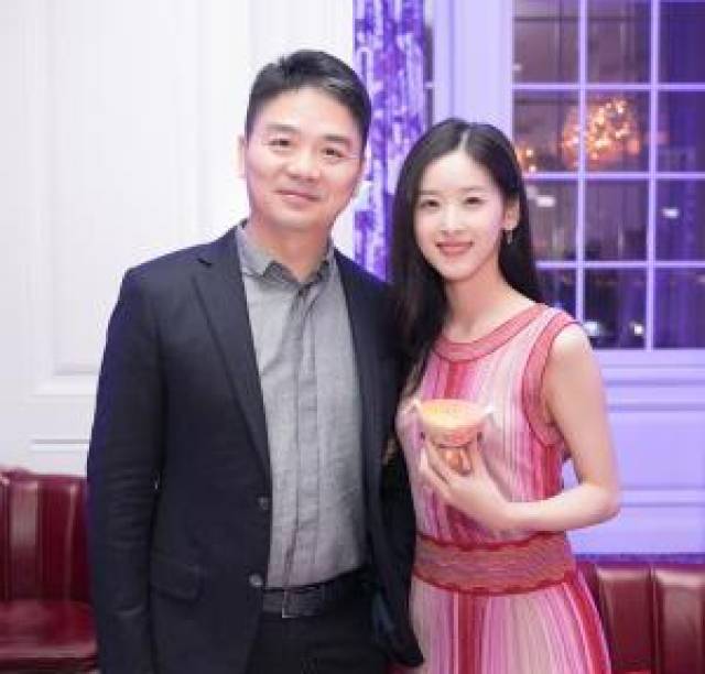 刘强东说不知道奶茶妹妹漂亮,而她却声称爱上王石是因为颜值