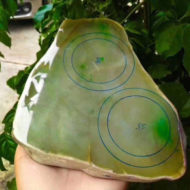大马坎翡翠原石以半山半水闻名,其次是水石,块体皮壳一般较薄,抛光起