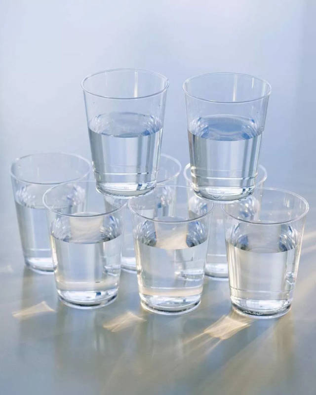 一,每八杯水,因时因人而异