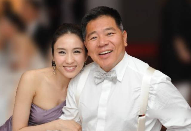 47岁瞿颖膝下无子,47岁陈松伶膝下无子,而47岁的她嫁豪门育有3女!