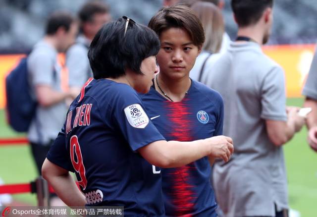 高清:王霜身穿大巴黎球衣训练 面带微笑气色好