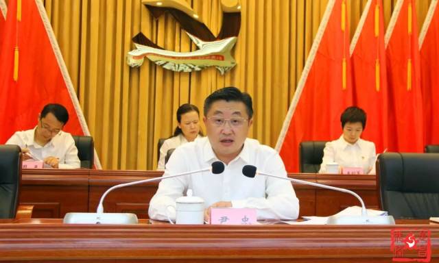 隆昌市第一届委员会第三次全体会议 全会由市委常委会主持 市委书记尹