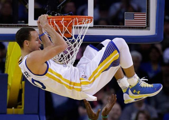 尴尬!库里的扣篮居然帅不过阿杜的一只脚 网友:死神镰刀的震撼