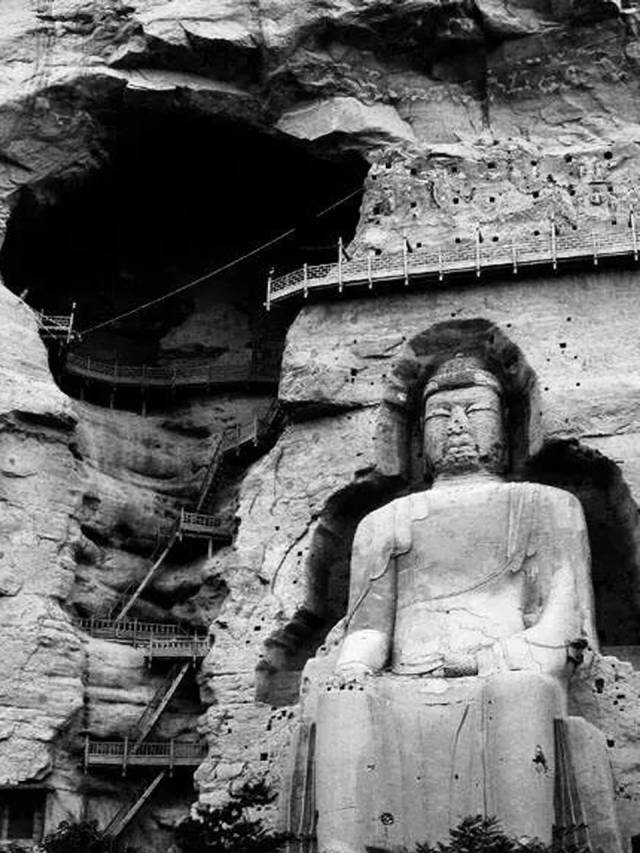 甘肃炳灵寺石窟是第一批全国重点文物保护单位,由于大佛露天耸立,长期
