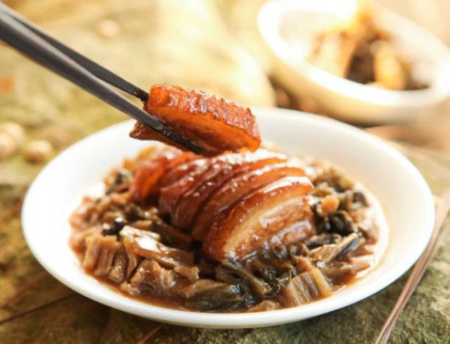 梅菜扣肉这样做,汤汁浓稠,毫无油腻,下饭夹馍,喜瘦喜肥均适合