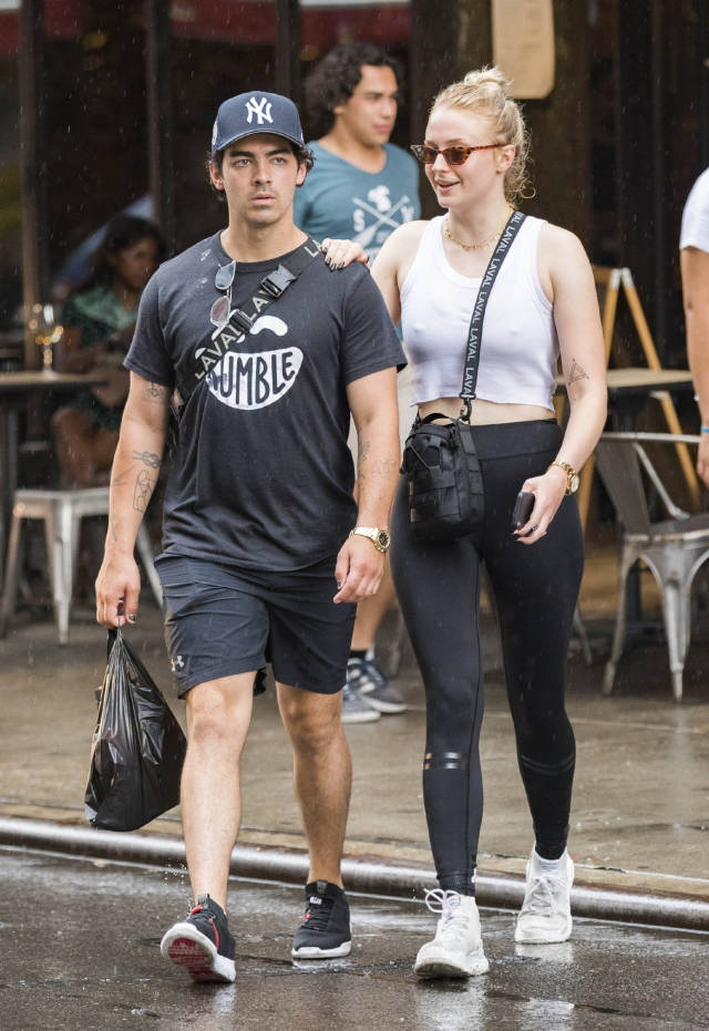 权游三傻与未婚夫逛街,真空上阵只穿小背心,身