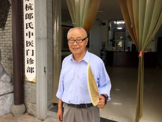 他叫郎玉麟,是余杭区瓶窑镇郎氏中医门诊部的创始人.