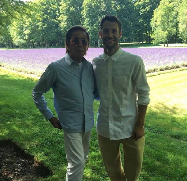 除了发沙滩羞羞视频,他靠什么爆红,比王思聪还