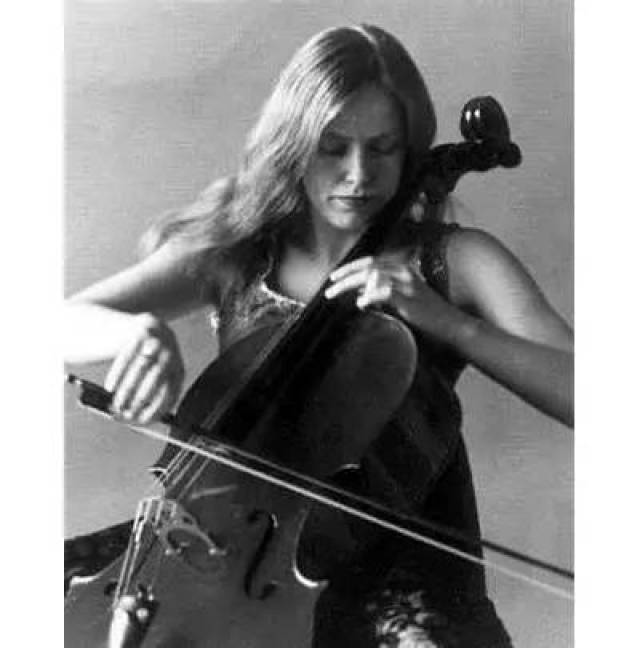 杰奎琳·杜普雷(1945-1987),英籍大提琴家.五岁即展现过怂禀赋.