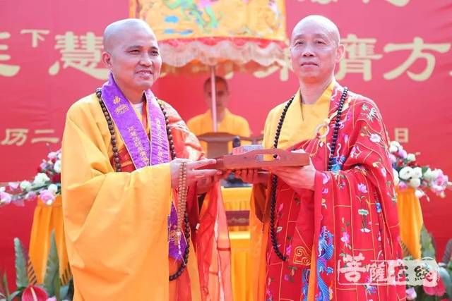 温州市佛教协会副会长,护国寺方丈了证大和尚授毗尼(摄影:妙清)