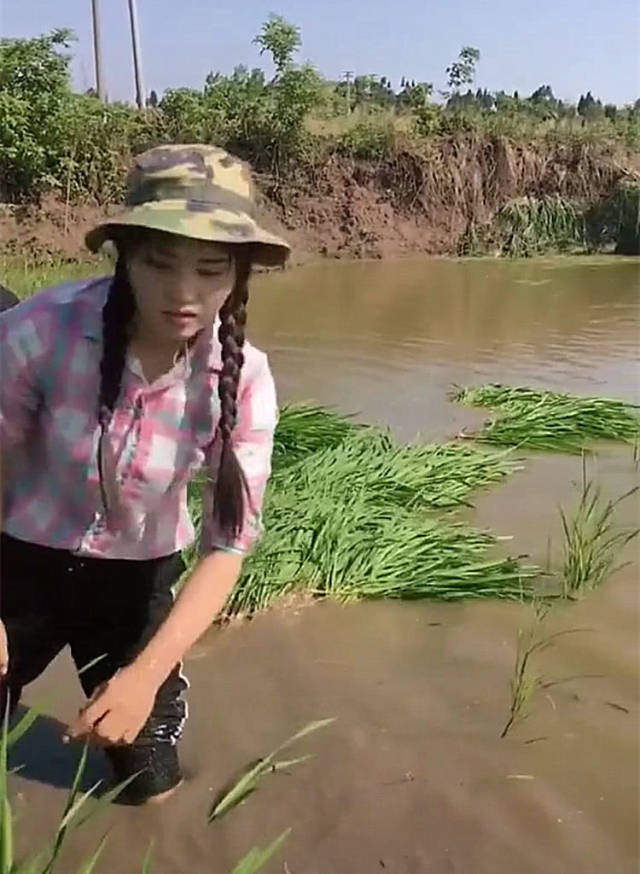 农村漂亮女孩抱怨:没人娶嫁不出去,网友:我才不信!