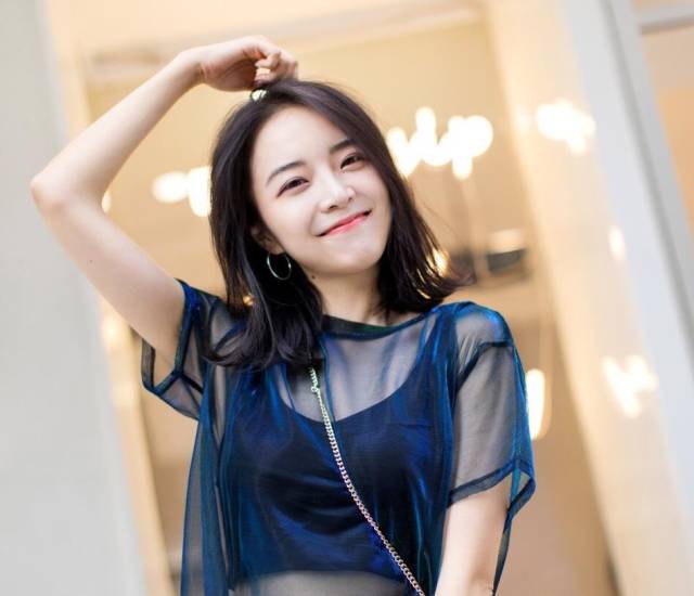 LOL夏季赛余霜被揩油，旁边男的表情亮了，网友喊话管泽元能忍吗