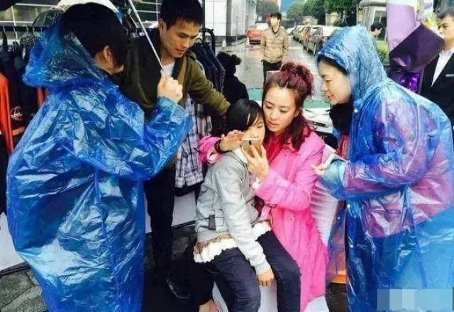 《变形记》最美农村女孩李勒优近照曝光，被大连妈妈收养，哥哥宠爱