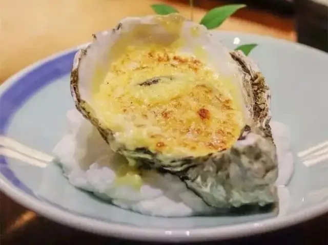 芝士焗生蚝看着香浓的芝士慢慢融化,用筷子把芝士挑起,再一圈一圈卷