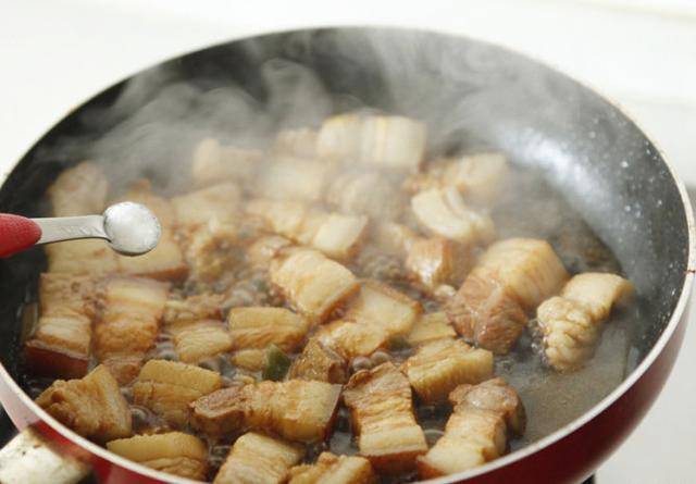 正宗南方版的红烧肉做法，做时焯水一下，肥而不腻，味道非常好吃