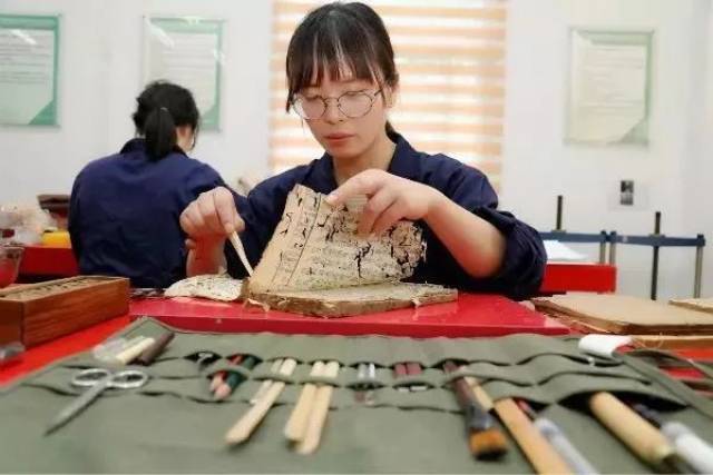 不玩抖音,不刷微博,90后女修书匠让古书复活,在浮躁社会中寻一片安宁