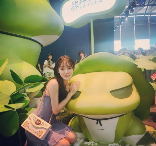 lpl美女主持小钰晒cj美照,和网友拍到的差距有点大