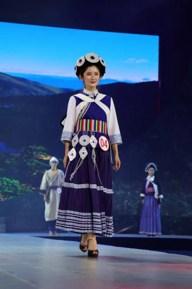 傈僳族以黑,白,红为主色,普米族服饰蕴藏着深厚的游牧文化,怒族服饰则