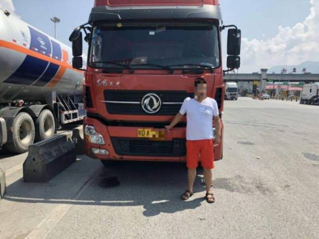 为开大货车 男子把照片塑封到叔叔驾照上