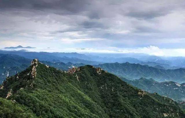 人称云蒙山有四多: 奇松怪石多,仙山古洞多, 飞瀑流泉多, 瑞木瑶草多.