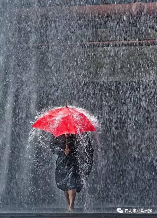 雨水一大,自己这把可怜的小伞也就不怎么管用了.