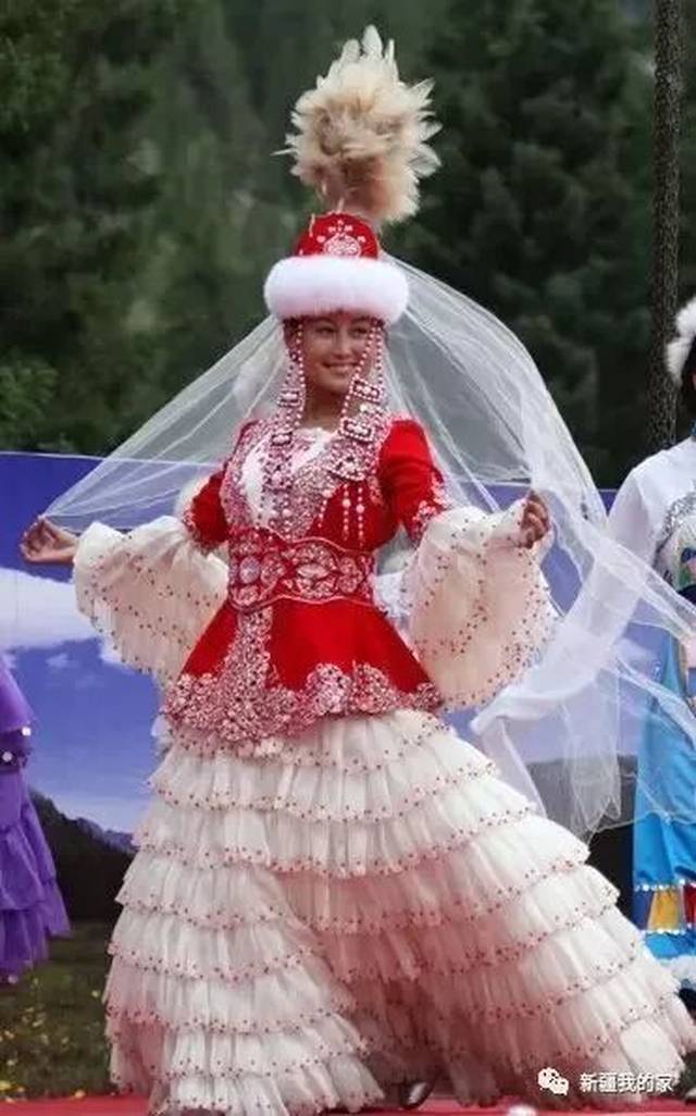 哈萨克族的习俗,未婚少女的帽子上要插上一撮漂亮的猫头鹰羽毛