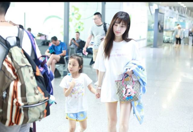 李小璐带女儿身穿淡蓝色亲子装现身机场 甜馨吐舌卖萌搞怪十足