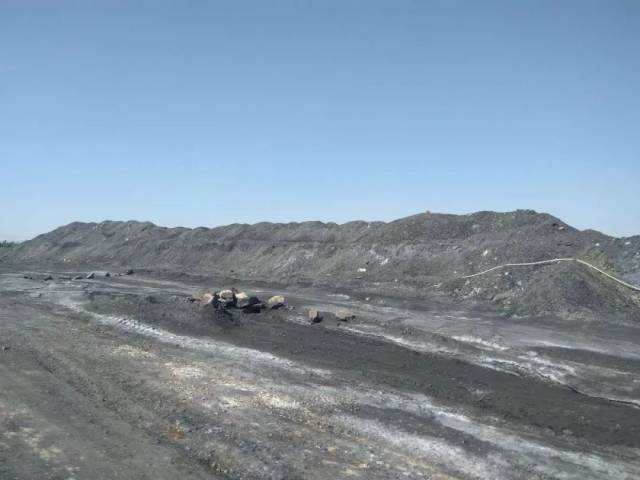 矿区附近调查时发现,乌达煤矿区周边采煤场渣场乱堆无苫盖亦无防护
