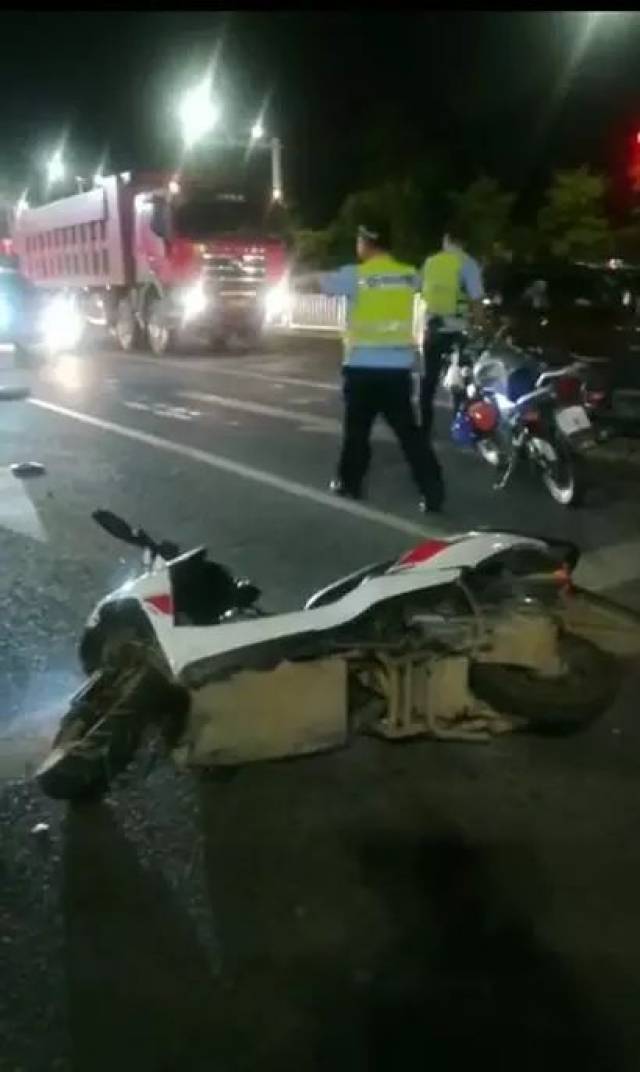 凌晨,汕尾3名女孩遭遇交通事故,现场让人揪心.