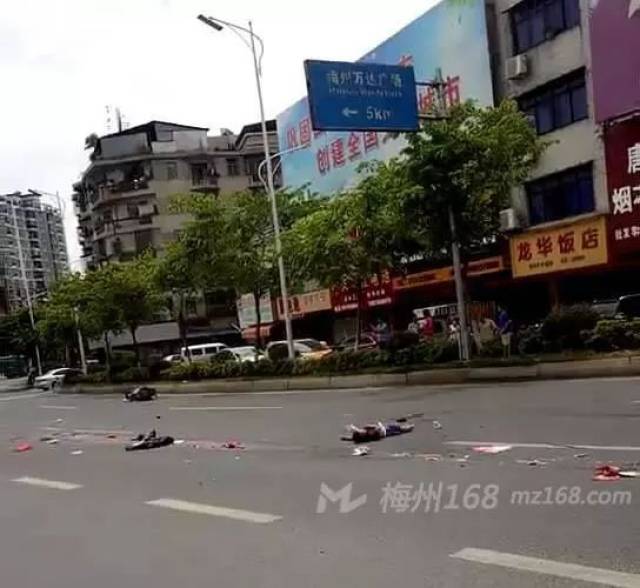 梅州月梅三叉路口发生惨烈车祸,一人当场死亡!