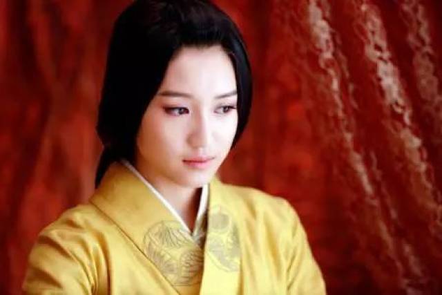 张哲瀚,邓莎穿越的出演秘密剧中剧《我为宫狂2》,苏青在视频饰演宫浩玄幻的保姆电视剧网络图片