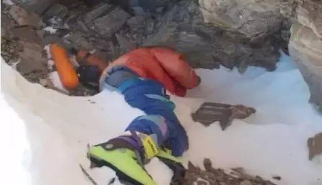 珠穆朗玛峰已沦为垃圾场,一半尸体一半屎堆