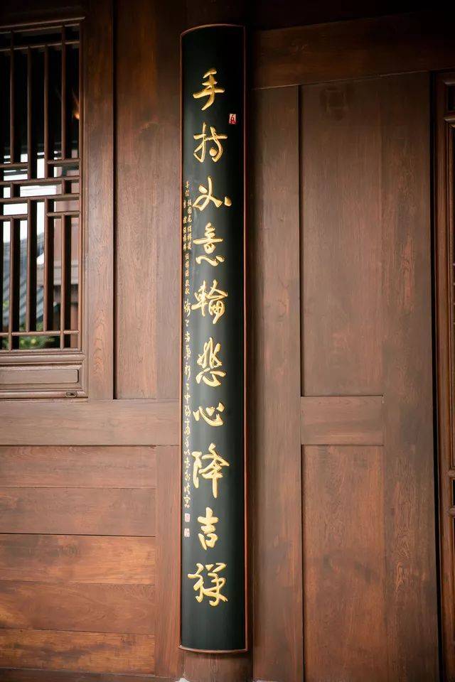 上海玉佛禅寺 各个殿堂内外 都悬挂上了全新的匾额和楹联 鹿苑转