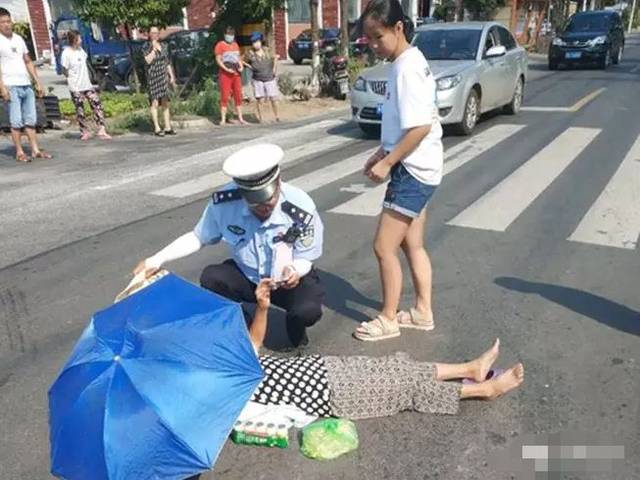 江阴老人遭遇车祸倒地不起,现场这位交警火了!