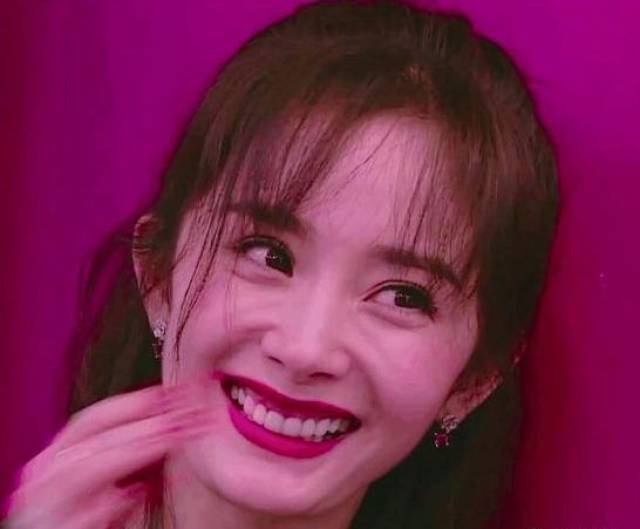 杨幂脸部僵硬疑整容?少女与大妈之间只差一个双下巴!