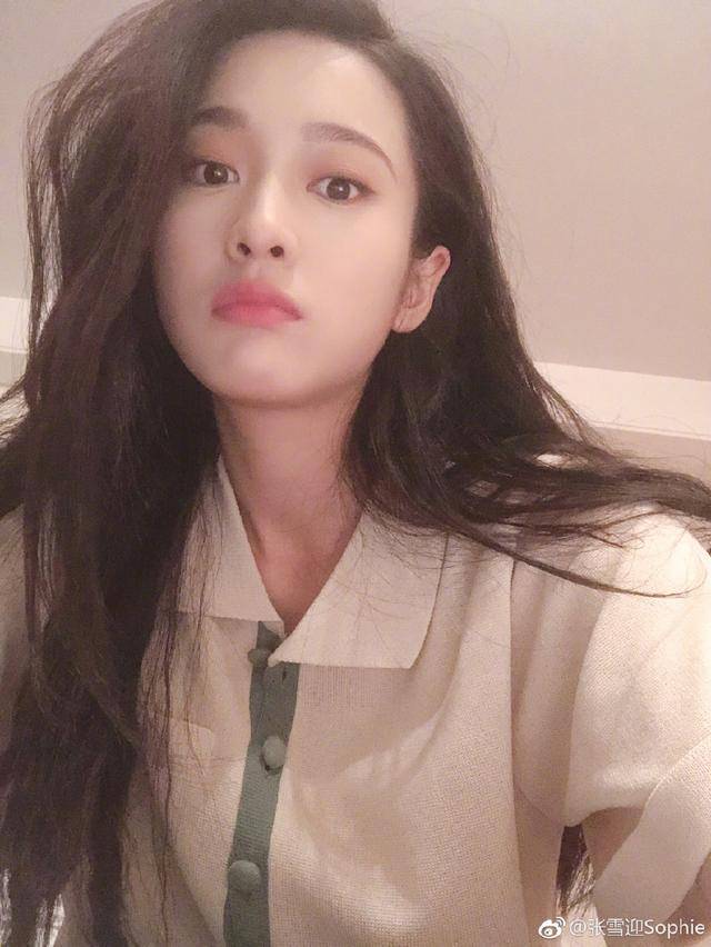 张雪迎终于比关晓彤火了!身穿衬衫美过关晓彤,网友:这