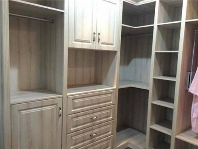 定制衣柜用什么板材好衣柜用实木多层板好还是实木颗粒板好