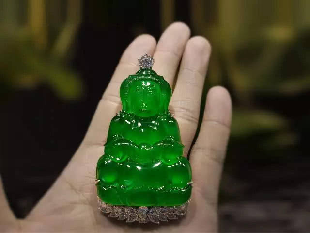 一些翠友喜欢用手指磋磨翡翠,其实,这种盘玩,效果并不显著,还可能