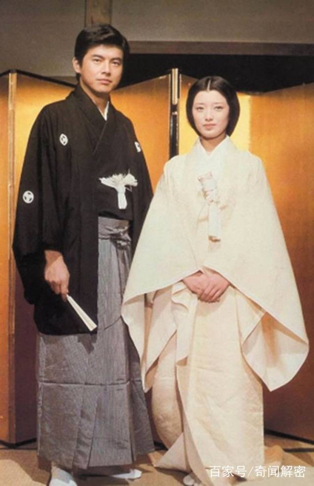 山口百惠与三浦友和绝版老照片,满满都是幸福温馨感